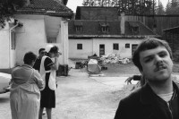 Image of sheet 19900460 photo 5: Während dem die britische Krankenschwester ihre Unterstützungsarbeit dokumentiert, beobachtet mich ein junger Insasse des ehem. Altersheim, Rumänien 1990.
o. Aufkleber