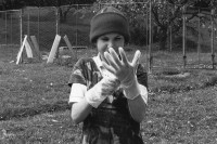 Image of sheet 19900460 photo 8: Dieses Mädchen prüft die neue Ladung Gummihandschuhe aus England,das die ausgestossenen und kranken Kinder im ehem. Altersheim unterstützen. Rumänien.
Rumania Romania 1990 √