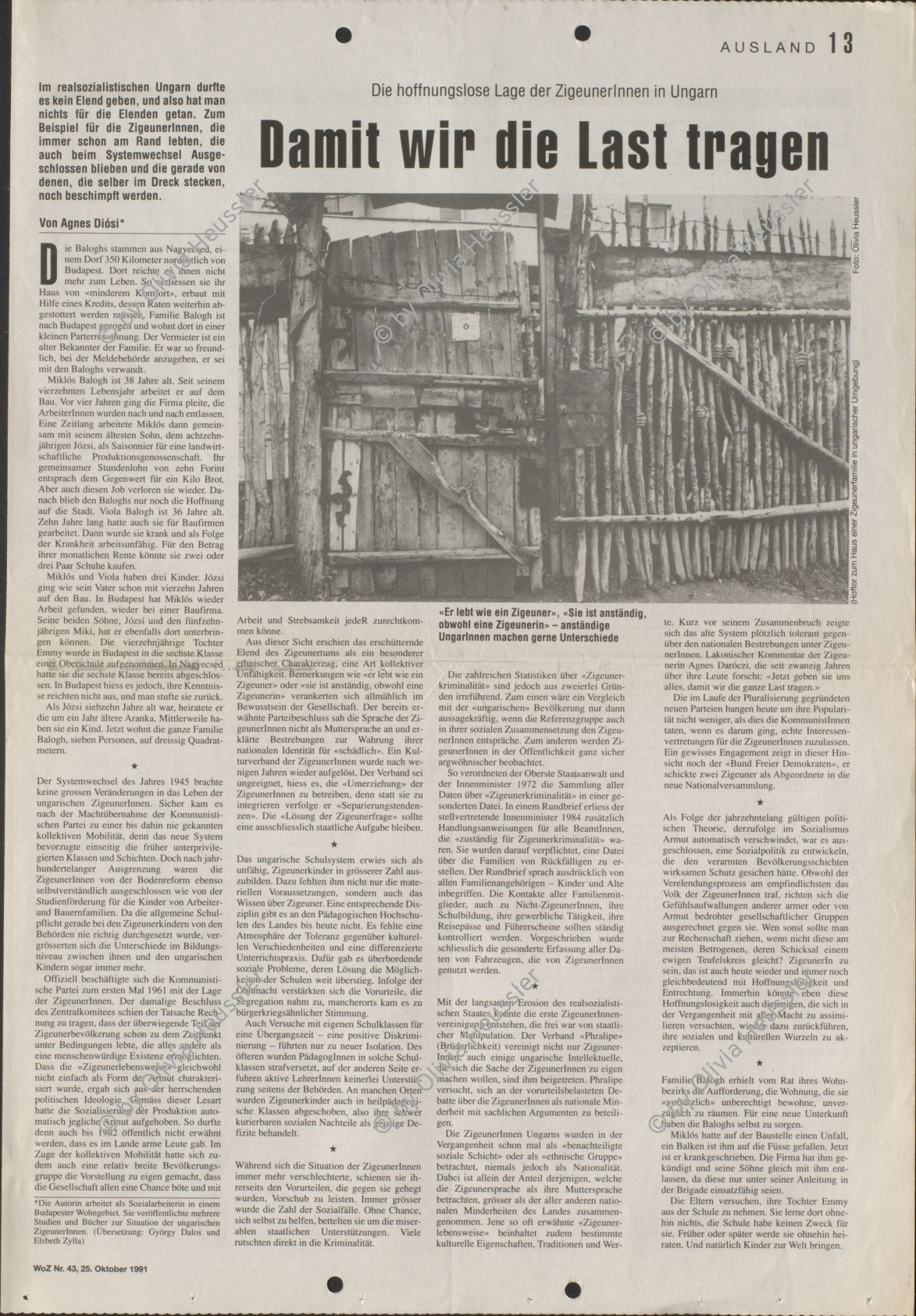 Image of sheet 19900470 photo 2: Hinter einem Holz zaun in einem rumänischen Dorf ungarisch Stämmiger Roma Romi leben Roma familien mit ihren Kindern. Sie stecken ihre Händer durch den Latten zaun.
Behind a wooden fence and a door in a Romanian village of Hungarian Romi Roma families. They live with their children and stick their hands through the fence slats. 

 Sacele. Rumänien. 05.90 Rumania Romania 1990 √

Out of: From time to time  / VonZeitzuZeit

The Roma (Roma in Romani; Romi or Țigani in Romanian) constitute one of the largest minorities in Romania. According to the 2011 census, they number 619,007 people or 3.2% of the total population, being the second-largest ethnic minority in Romania after Hungarians. The Roma are Romania's most socially and economically disadvantaged minority, with high illiteracy levels

copyright by Olivia Heussler