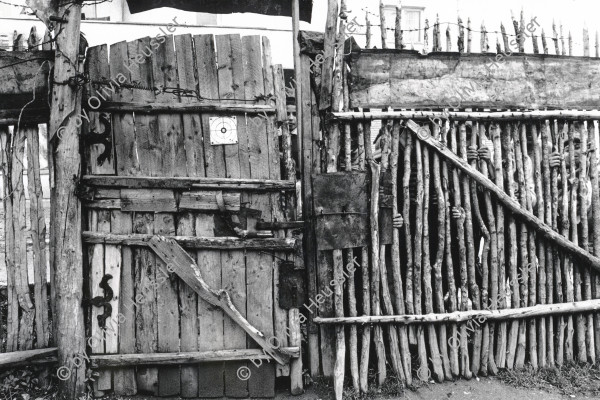 Image of sheet 19900470 photo 2: Hinter einem Holz zaun in einem rumänischen Dorf ungarisch Stämmiger Roma Romi leben Roma familien mit ihren Kindern. Sie stecken ihre Händer durch den Latten zaun.
Behind a wooden fence and a door in a Romanian village of Hungarian Romi Roma families. They live with their children and stick their hands through the fence slats. 


Out of: From time to time  / VonZeitzuZeit

Shadows and other Natures