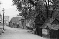 Image of sheet 19900470 photo 34: Nachdem ich mit der SRK Schweizerisches Rotes Kreuz, Beamtin ohne Dolmetscher, da nicht für Romni interessiert, ins Dorf für ungarisch stämmige fuhr, hat sich die Meinung der Beamtin über die Roma schlagartig geändert. Die Romni Roma klauten, bissen und spuckten uns nicht an. In Copsa Mica trafen wir Angehörige der Jambasi. Sie sind nicht sesshafte Viehändler. Die Kirchenburg steht in Prejmer.
 Die alten Sachsen sprechen noch Deutsch.
Copsa Mica, Rumänien Romania 1990

The Roma (Roma in Romani; Romi or Țigani in Romanian) constitute one of the largest minorities in Romania. According to the 2011 census, they number 619,007 people or 3.2% of the total population, being the second-largest ethnic minority in Romania after Hungarians. The Roma are Romania's most socially and economically disadvantaged minority, with high illiteracy levels