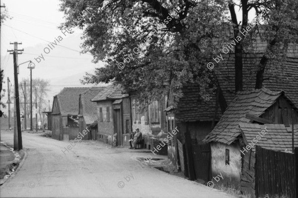 Image of sheet 19900470 photo 34: Nachdem ich mit der SRK Schweizerisches Rotes Kreuz, Beamtin ohne Dolmetscher, da nicht für Romni interessiert, ins Dorf für ungarisch stämmige fuhr, hat sich die Meinung der Beamtin über die Roma schlagartig geändert. Die Romni Roma klauten, bissen und spuckten uns nicht an. In Copsa Mica trafen wir Angehörige der Jambasi. Sie sind nicht sesshafte Viehändler. Die Kirchenburg steht in Prejmer.
 Die alten Sachsen sprechen noch Deutsch.
Copsa Mica, Rumänien Romania 1990

The Roma (Roma in Romani; Romi or Țigani in Romanian) constitute one of the largest minorities in Romania. According to the 2011 census, they number 619,007 people or 3.2% of the total population, being the second-largest ethnic minority in Romania after Hungarians. The Roma are Romania's most socially and economically disadvantaged minority, with high illiteracy levels