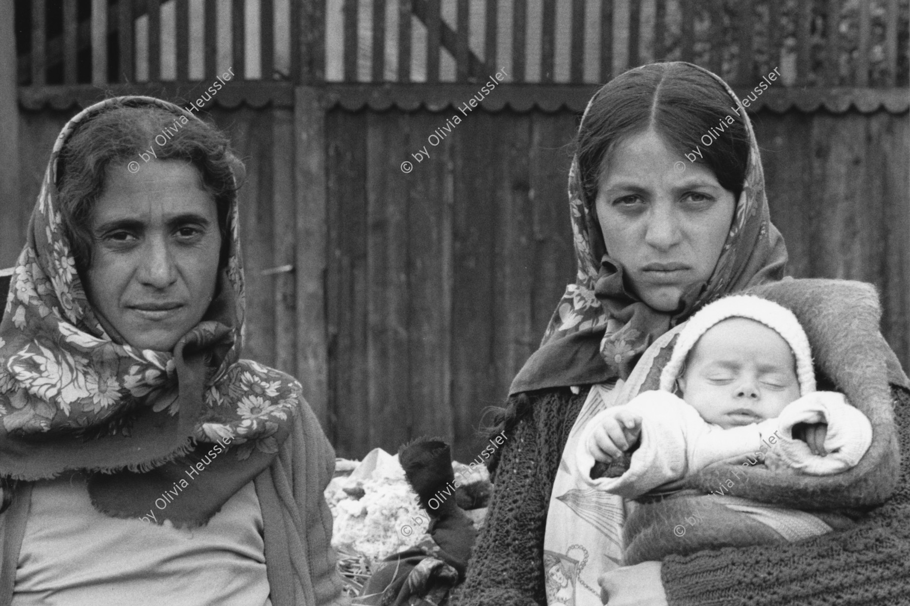 Image of sheet 19900470 photo 36: Die zwei Jambasi Angehörige sind nicht sesshafte Romni Roma und leben vom Viehmarkt. woman women baby child 
The families are not sedentary Jambasi Romni Roma and live from the cattle or horse selling market. woman women baby child
Copsa Mica, Rumänien 1990 Romania Rumania √
The Roma (Roma in Romani; Romi or Țigani in Romanian) constitute one of the largest minorities in Romania. According to the 2011 census, they number 619,007 people or 3.2% of the total population, being the second-largest ethnic minority in Romania after Hungarians. The Roma are Romania's most socially and economically disadvantaged minority, with high illiteracy levels