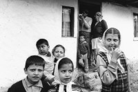 Image of sheet 19900470 photo 5: Kinder in einem rumänischen Dorf ungarisch Stämmiger Roma, Sacele. Rumänien 1990.