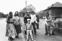 Image of sheet 19900480 photo 2: Die Jambasi Roma kommen ursprünglich aus Ungarn, nicht sesshaft und arbeiten als Viehändler. Copsa Mica Rumänien 05.90 Rumania Romania 1990 √
Gruppenbild
The Jambasi originally from Hungary, and not sedentary work as horse dealer.

The Roma (Roma in Romani; Romi or Țigani in Romanian) constitute one of the largest minorities in Romania. According to the 2011 census, they number 619,007 people or 3.2% of the total population, being the second-largest ethnic minority in Romania after Hungarians. The Roma are Romania's most socially and economically disadvantaged minority, with high illiteracy levels