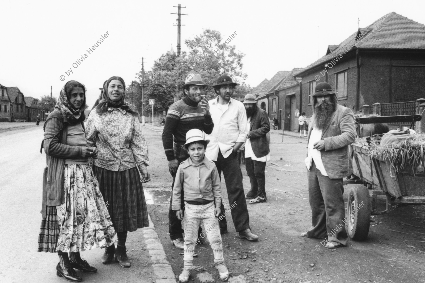 Image of sheet 19900480 photo 2: Die Jambasi Roma kommen ursprünglich aus Ungarn, nicht sesshaft und arbeiten als Viehändler. Copsa Mica Rumänien 05.90 Rumania Romania 1990 √
Gruppenbild
The Jambasi originally from Hungary, and not sedentary work as horse dealer.

The Roma (Roma in Romani; Romi or Țigani in Romanian) constitute one of the largest minorities in Romania. According to the 2011 census, they number 619,007 people or 3.2% of the total population, being the second-largest ethnic minority in Romania after Hungarians. The Roma are Romania's most socially and economically disadvantaged minority, with high illiteracy levels