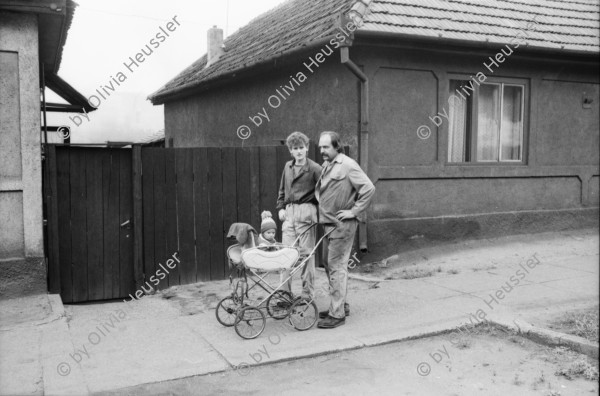 Image of sheet 19900480 photo 20: Die Jambasi Roma kommen ursprünglich aus Ungarn, nicht sesshaft und arbeiten als Viehändler. Copsa Mica Rumänien 05.90 Rumania Romania 1990 √
Gruppenbild
The Jambasi originally from Hungary, and not sedentary work as horse dealer.

The Roma (Roma in Romani; Romi or Țigani in Romanian) constitute one of the largest minorities in Romania. According to the 2011 census, they number 619,007 people or 3.2% of the total population, being the second-largest ethnic minority in Romania after Hungarians. The Roma are Romania's most socially and economically disadvantaged minority, with high illiteracy levels