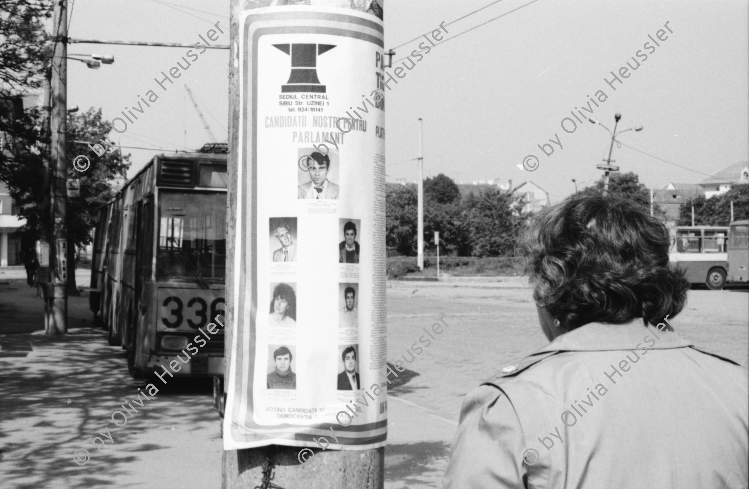 Image of sheet 19900480 photo 35: frtsg. 900470 In Copsa Mica treffe ich einen Roma Stamm, Jambasi, an. Sie sind fahrende Viehhändler und ungarisch stämmige. Jambasi Männer mit langen Bärten und Kleider wie vor damals ca. 80 Jahren. Frauen tragen Säuglinge. Kinder stehen da. Im Pferdewagen trinkt einer Wein und isst Käse. (Der Spiegel) Ich schenke der Frau ein grosses Stück Käse das ich von einem Käsebauern vorher geschenkt gekriegt habe. Die Frau ist entäuscht, da aus dem westlichen
 Plastiksack ABM keine westlichen Produkte kamen. Der Plastiksack
 kriegt mehr Wert als der Käse. Zwei alte Frauen vor Supermarkt. Zwei Arbeiter
 mit Kind im Kinderwagen. Frau im Hintergrund Kamine die Russ
 verschleudern, alles ist schwarz. Im und vor  Wahllokal in Sibiu. Mann liest Zeitung mit Hut. Kind dazwischen. Copsa Mica Rumänien Romania Rumania    1990  
The Roma (Roma in Romani; Romi or Țigani in Romanian) constitute one of the largest minorities in Romania. According to the 2011 census, they number 619,007 people or 3.2% of the total population, being the second-largest ethnic minority in Romania after Hungarians. The Roma are Romania's most socially and economically disadvantaged minority, with high illiteracy levels