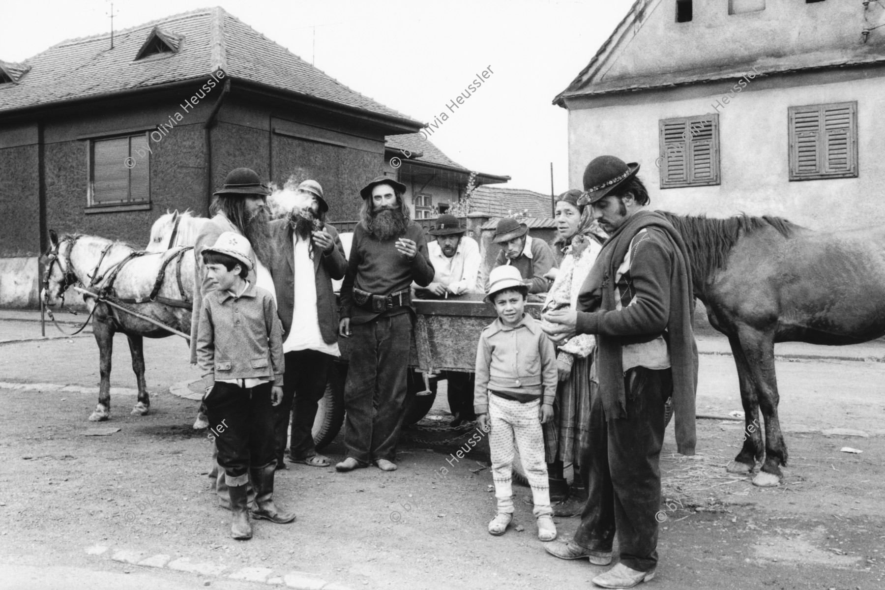 Image of sheet 19900480 photo 7: Eine Gruppe Jambasi Roma arbeiten als Viehändler, Copșa Mică, Rumänien, 1990.
Gruppenbild