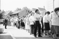Image of sheet 19900490 photo 1: Wahlen. Rom beim wählen. Der Parteivorsitzende mit seinen Mitarbeitern Mihai im Büro einer der Romni Parteien.Bei der Familie Mihai. Familie Mihai geht ins Wahllokal. Die Grossmutter hat Jahre in Internierungslager im heutigen Moldavien Moldavia ehemalige Sovietunion,  leben müssen, ist auch dabei. Nr. 18. 2 Kinder mit Kinderwagen. Familie Tatu wählen zu Hause. PK in Bukarest. Nr. 23 li: Ivan Gheorghe parlamentarier, Mi: Nikolae Gheorghe. Re: Prof. Raditz.Nr. 31 Luminita Cioaba (mi). US Demokraten und Republikaner National Affairs, überwachten die Wahlen. PK. 

Sibiu. 1990 Romania Rumänien Rumania 
Roma Romi Zigeuner Gypsies for the first elections after 40 years. 
democratical demokratie process prozess