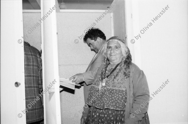 Image of sheet 19900490 photo 16: Wahlen. Rom beim wählen. Der Parteivorsitzende mit seinen Mitarbeitern Mihai im Büro einer der Romni Parteien.Bei der Familie Mihai. Familie Mihai geht ins Wahllokal. Die Grossmutter hat Jahre in Internierungslager im heutigen Moldavien Moldavia ehemalige Sovietunion,  leben müssen, ist auch dabei. Nr. 18. 2 Kinder mit Kinderwagen. Familie Tatu wählen zu Hause. PK in Bukarest. Nr. 23 li: Ivan Gheorghe parlamentarier, Mi: Nikolae Gheorghe. Re: Prof. Raditz.Nr. 31 Luminita Cioaba (mi). US Demokraten und Republikaner National Affairs, überwachten die Wahlen. PK. 

Sibiu. 1990 Romania Rumänien Rumania 
Roma Romi Zigeuner Gypsies for the first elections after 40 years. 
democratical demokratie process prozess