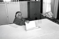 Image of sheet 19900490 photo 17: Grossmutter Mihai wählt zum ersten Mal in ihrem Leben in Rumänien ihre Roma Partei, Sibiu 1990. 
Romania Rumänien Rumania