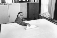 Image of sheet 19900490 photo 18: Grossmutter Mihai wählt zum ersten Mal in ihrem Leben in Rumänien ihre Roma-Partei, Sibiu 1990. 
Romania Rumänien Rumania 
Roma Romi Zigeuner Gypsies for the first elections after 40 years. 
democratical demokratie process prozess