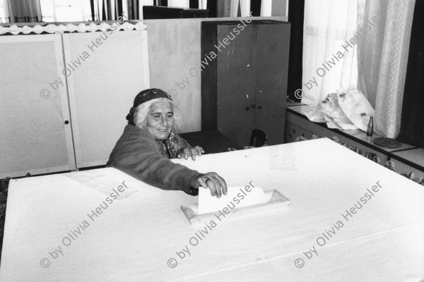 Image of sheet 19900490 photo 18: Grossmutter Mihai wählt zum ersten Mal in ihrem Leben in Rumänien ihre Roma-Partei, Sibiu 1990. 
Romania Rumänien Rumania 
Roma Romi Zigeuner Gypsies for the first elections after 40 years. 
democratical demokratie process prozess