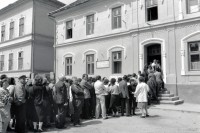 Image of sheet 19900490 photo 6: Die Wähler und Wählerinnen stehen vor dem Wahlbüro, Wahllokal einer Schule, in einer Schlange ( 1. Wahlen seit über 40 Jahren) zum wählen an . Sibiu Rumänien Romania Rumania 1990 √ 05.90
Staying in line for the first elections after 40 years. Sibiu 1990
democratical demokratie process prozess