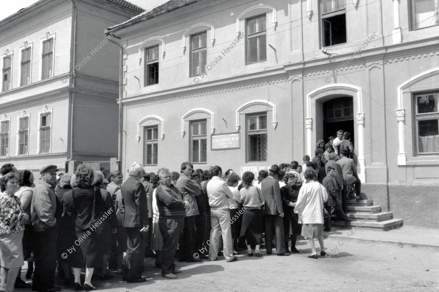 Image of sheet 19900490 photo 6: Die Wähler und Wählerinnen stehen vor dem Wahlbüro, Wahllokal einer Schule, in einer Schlange ( 1. Wahlen seit über 40 Jahren) zum wählen an . Sibiu Rumänien Romania Rumania 1990 √ 05.90
Staying in line for the first elections after 40 years. Sibiu 1990
democratical demokratie process prozess