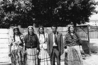 Image of sheet 19900490 photo 7: Julian Mihai (2.v.r.) ist Vorsitzender einer Roma Romi Zigeuner Romni partei. Sibiu Rumänien 1990 √
Ilie Mihai 2.nd from right, chief of one of the Gypsyes Parties in Rumania, and his family in front of their house. The family Mihai belongs to those Gypsyes who have settled down in Rumania and are now fighting for their rights. elections

for the first elections after 40 years. 
democratical demokratie process prozess

The Roma (Roma in Romani; Romi or Țigani in Romanian) constitute one of the largest minorities in Romania. According to the 2011 census, they number 619,007 people or 3.2% of the total population, being the second-largest ethnic minority in Romania after Hungarians. The Roma are Romania's most socially and economically disadvantaged minority, with high illiteracy levels