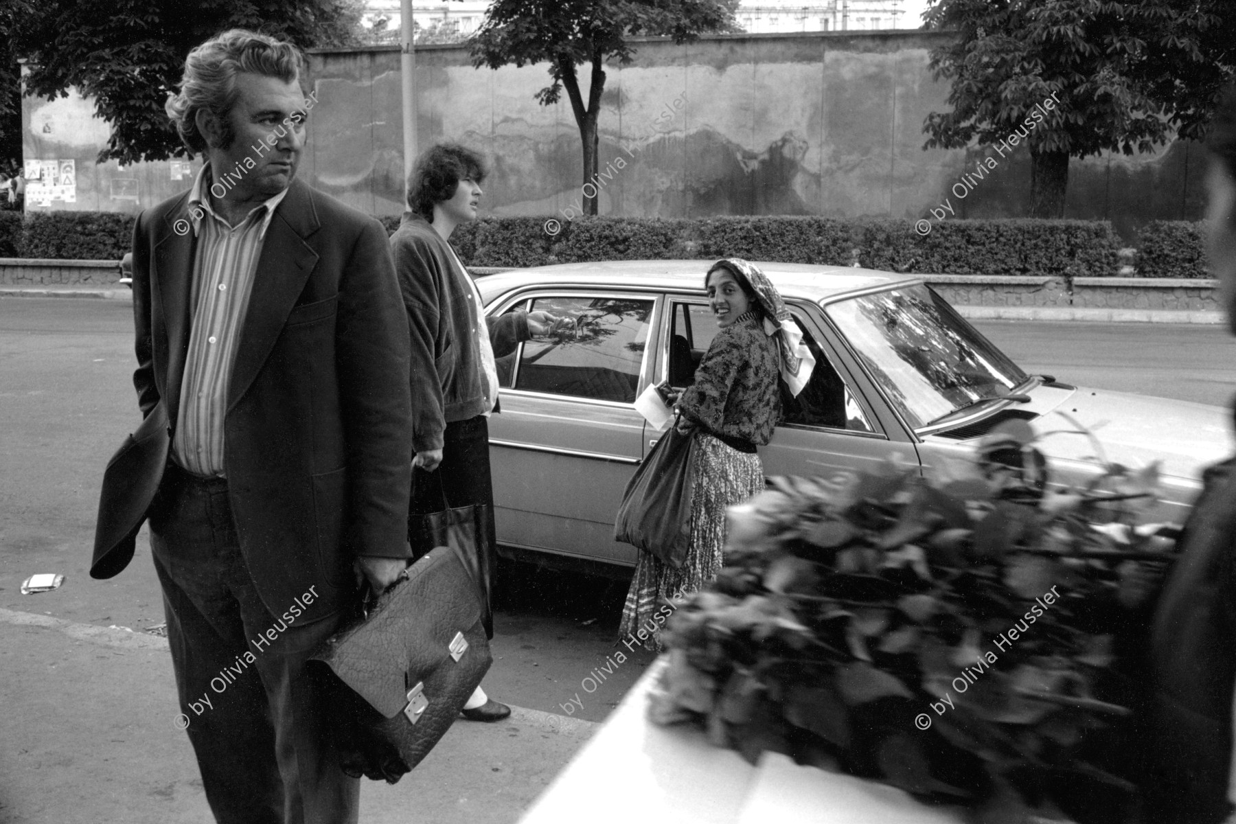 Image of sheet 19900500 photo 10: © 1990, OLIVIA HEUSSLER / www.clic.li
Romi verkauft Blumen auf der Strasse. Sibiu Rumänien 1990
Romi sold flowers on the street 
Romani Rumania  √