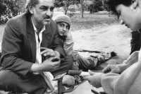 Image of sheet 19900500 photo 19: Roma repariert Schmuck mit seinem Sohn auf der Strasse, Sibiu Rumänien 1990. √ Romi Romni