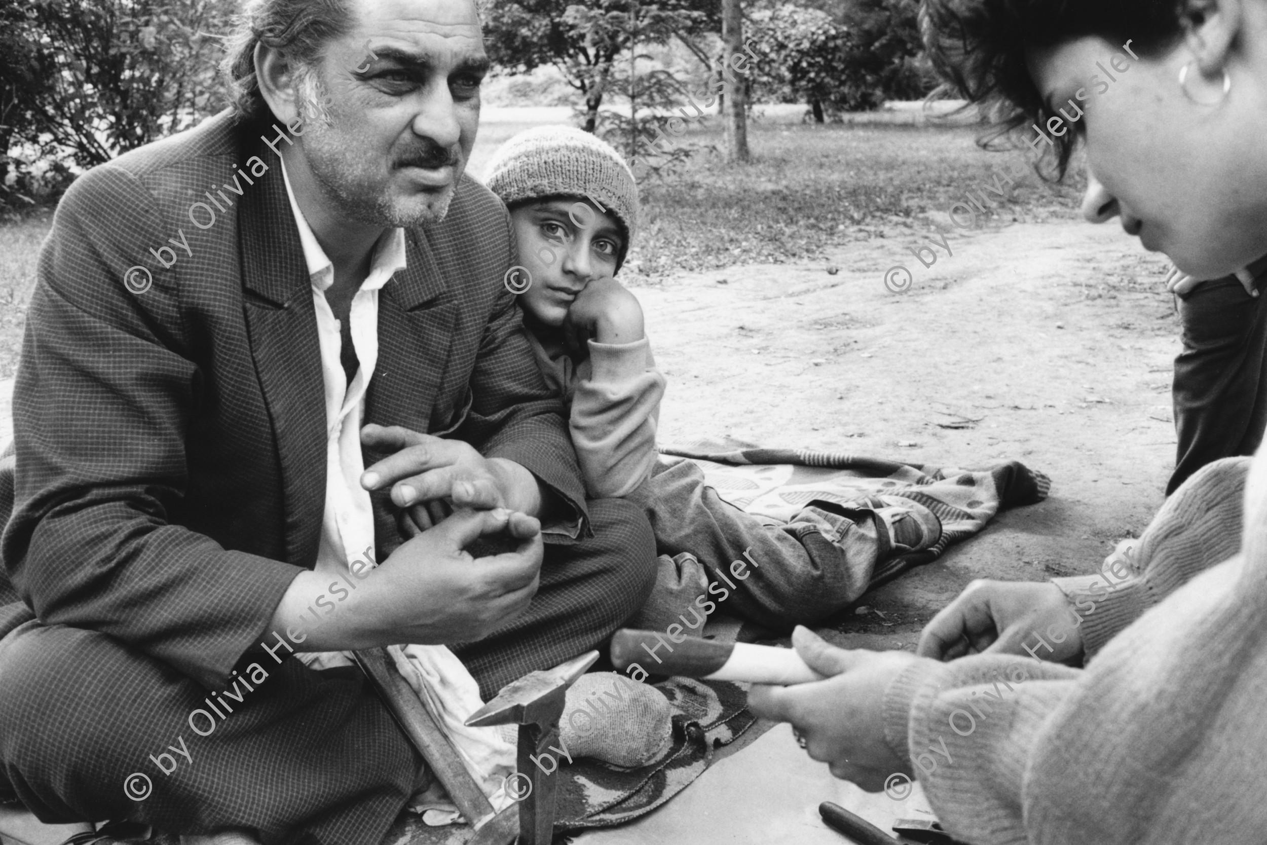 Image of sheet 19900500 photo 19: Roma repariert Schmuck mit seinem Sohn auf der Strasse, Sibiu Rumänien 1990. √ Romi Romni