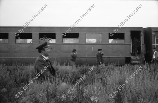 Image of sheet 19900500 photo 20: In den Strassen von Sibiu arbeiten die Romni Romi Roma als Goldschmiede und Händler mit Silberwaren. Junge mit seinem Vater. Zug und Soldat. Ueli Kern und Anna Emilia Clopath bei der Familie Mihai in Sibiu. Adina Popa übersetzt uns. Grossmutter Mihai spricht noch russisch die kleine Blanca lässt ihre Urgrossmutter nicht aus den Augen. Die Romni wurden um 1945 ? in der Sowietunion nach Moldawien zwangsinterniert. Die Familie Mihai arbeitet auch im Kesselflicken. Rumänien Romania 1990