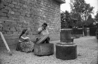 Image of sheet 19900500 photo 29: In den Strassen von Sibiu arbeiten die Romni Romi Roma als Goldschmiede und Händler mit Silberwaren. Junge mit seinem Vater. Zug und Soldat. Ueli Kern und Anna Emilia Clopath bei der Familie Mihai in Sibiu. Adina Popa übersetzt uns. Grossmutter Mihai spricht noch russisch die kleine Blanca lässt ihre Urgrossmutter nicht aus den Augen. Die Romni wurden um 1945 ? in der Sowietunion nach Moldawien zwangsinterniert. Die Familie Mihai arbeitet auch im Kesselflicken. Rumänien Romania 1990