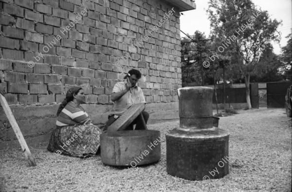 Image of sheet 19900500 photo 29: In den Strassen von Sibiu arbeiten die Romni Romi Roma als Goldschmiede und Händler mit Silberwaren. Junge mit seinem Vater. Zug und Soldat. Ueli Kern und Anna Emilia Clopath bei der Familie Mihai in Sibiu. Adina Popa übersetzt uns. Grossmutter Mihai spricht noch russisch die kleine Blanca lässt ihre Urgrossmutter nicht aus den Augen. Die Romni wurden um 1945 ? in der Sowietunion nach Moldawien zwangsinterniert. Die Familie Mihai arbeitet auch im Kesselflicken. Rumänien Romania 1990