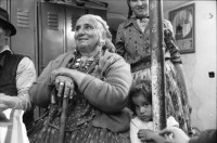 Image of sheet 19900500 photo 35: In den Strassen von Sibiu arbeiten die Romni Romi Roma als Goldschmiede und Händler mit Silberwaren. Junge mit seinem Vater. Zug und Soldat. Ueli Kern und Anna Emilia Clopath bei der Familie Mihai in Sibiu. Adina Popa übersetzt uns. Grossmutter Mihai spricht noch russisch die kleine Blanca lässt ihre Urgrossmutter nicht aus den Augen. Die Romni wurden um 1945 ? in der Sowietunion nach Moldawien zwangsinterniert. Die Familie Mihai arbeitet auch im Kesselflicken. Rumänien Romania 1990