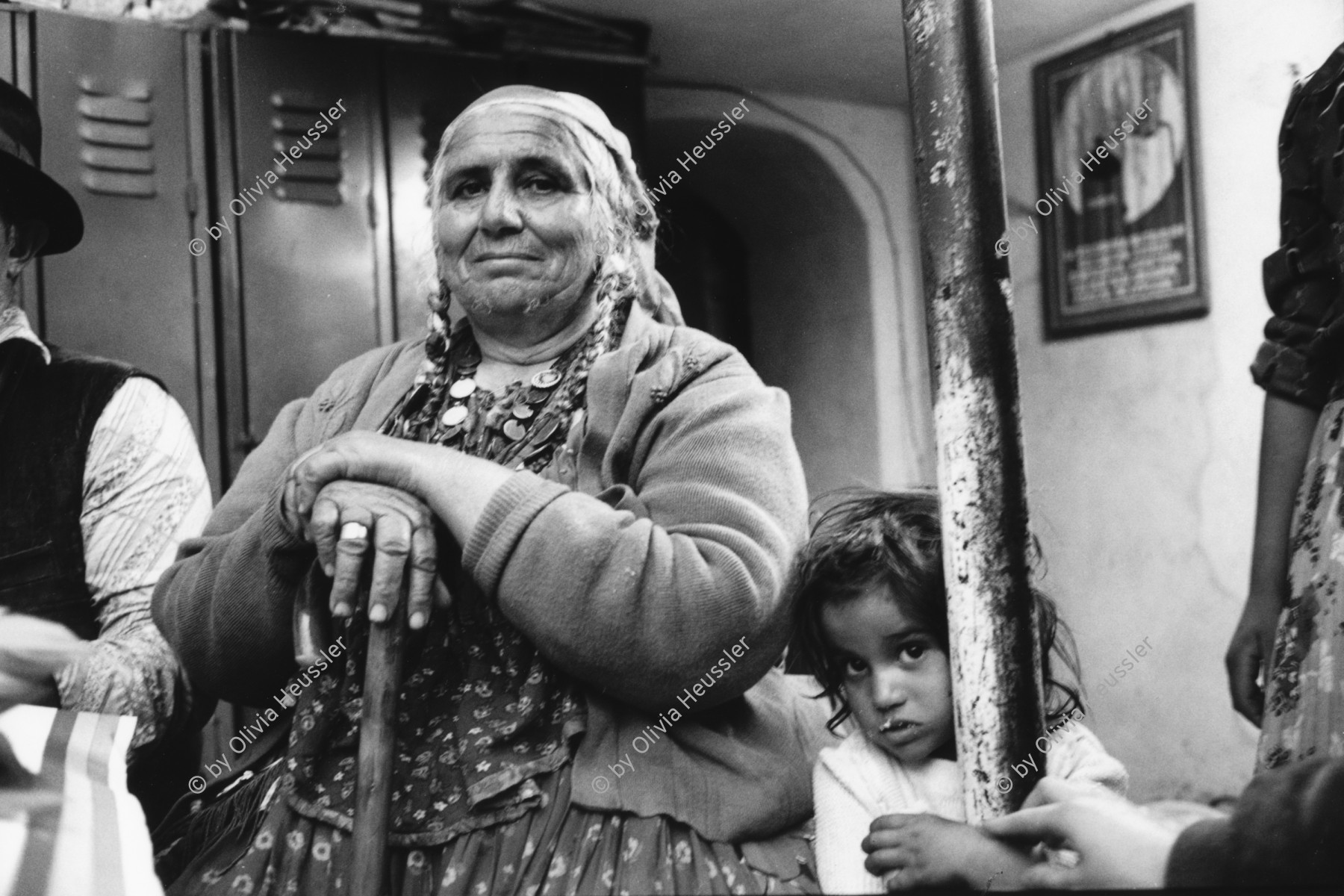 Image of sheet 19900500 photo 36: © 1990, OLIVIA HEUSSLER / www.clic.li
Die Grossmutter hat die Deportationen der Romni Roma Rom nach Moldavien noch überlebt. Heute wohnt sie zusammen mit ihrer Familie in Sibiu, Rumänien. 05.90 Romania Rumania 1990 √