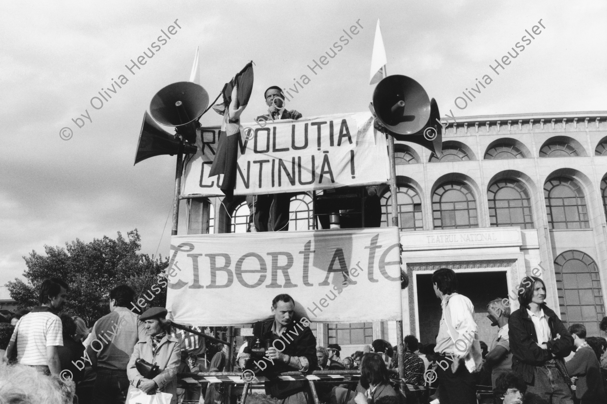 Image of sheet 19900510 photo 11: Vor dem Hotel 'Intercontinental Bucuresti' spricht ein Mann vor Lautsprechern an die Masse. Nach den Wahlen geht 'die Revolution' weiter. 'Libertate' Revolutia continua!' Bucarest Bukarest Rumänien 05.90 1990 Romania Rumänien Rumania √
after the first elections after 40 years.
democratical demokratie process prozess