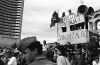 Image of sheet 19900510 photo 15: Demonstration Protest 'Revolutia Continua' Menschen stehen vor Lautsprecher und Transparent Hotel Bucuresti. Rumänien Romania Rumania 1990