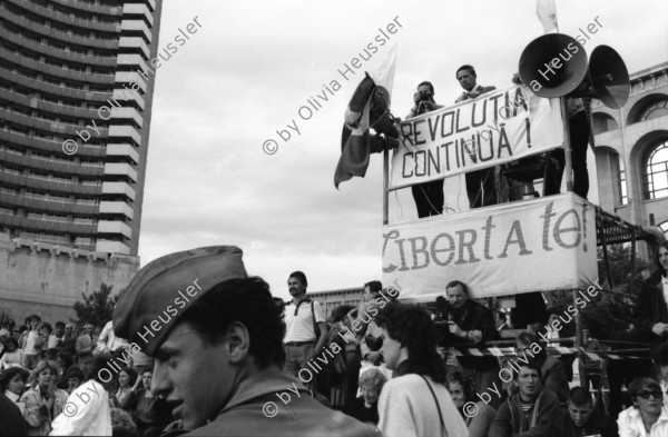 Image of sheet 19900510 photo 15: Demonstration Protest 'Revolutia Continua' Menschen stehen vor Lautsprecher und Transparent Hotel Bucuresti. Rumänien Romania Rumania 1990