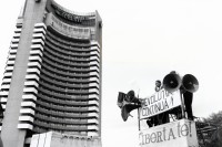 Image of sheet 19900510 photo 17: Vor dem Hotel 'Intercontinental Bucuresti' spricht ein Mann vor Lautsprechern an die Masse. Nach den Wahlen geht 'die Revolution' weiter. 'Libertate' Revolutia continua!' Bucarest Bukarest Rumänien 05.90 1990  Romania Rumänien Rumania √
after the first elections after 40 years. 
democratical demokratie process prozess