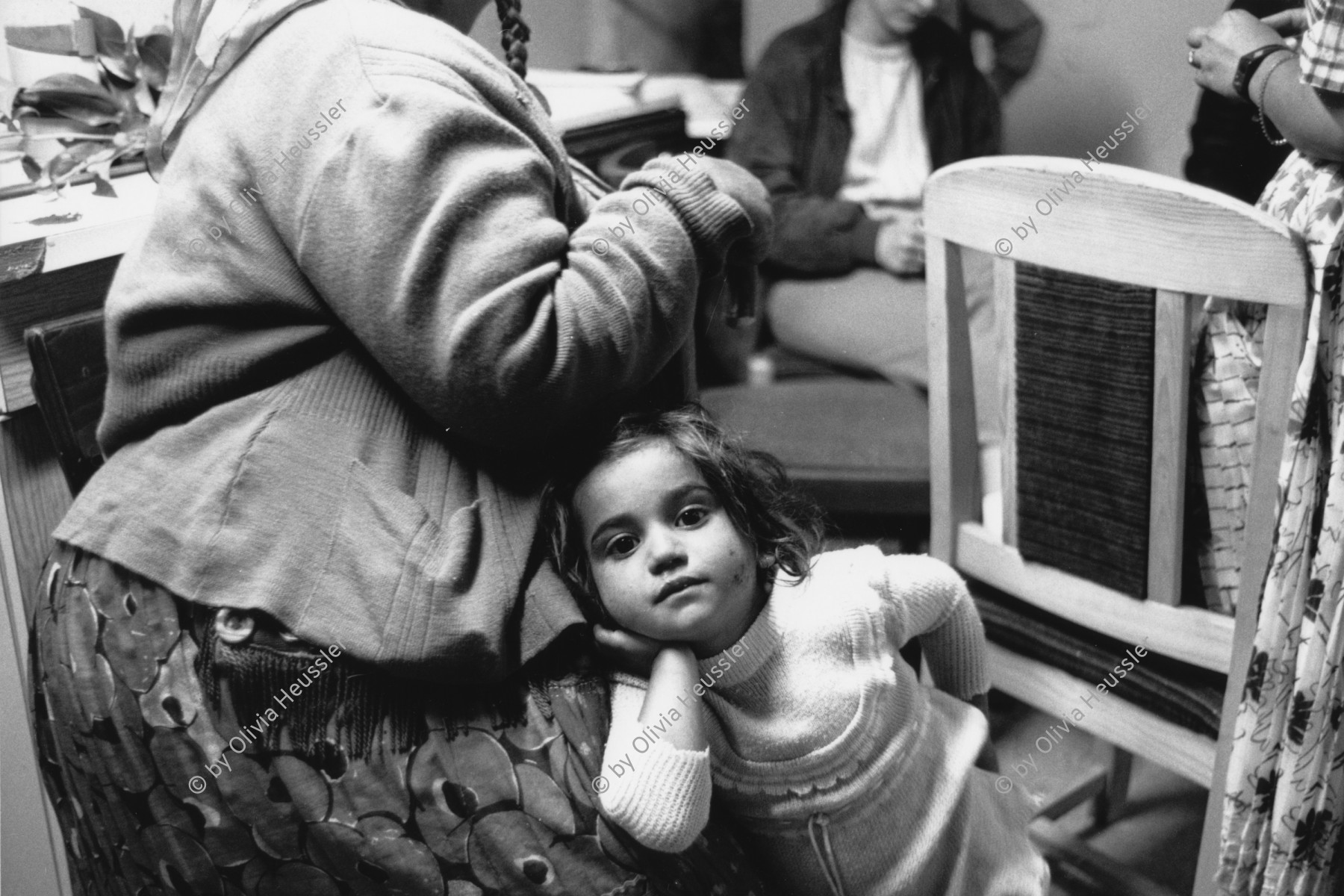 Image of sheet 19900510 photo 26: Blanca im Schoss der Urgrossmutter Mihai (Überlebende der Roma-Deportationen in die Moldau, Sovietunion) Sibiu, Rumänien 1990.
Little Blanca is lying in her Grandmother's niche child girl