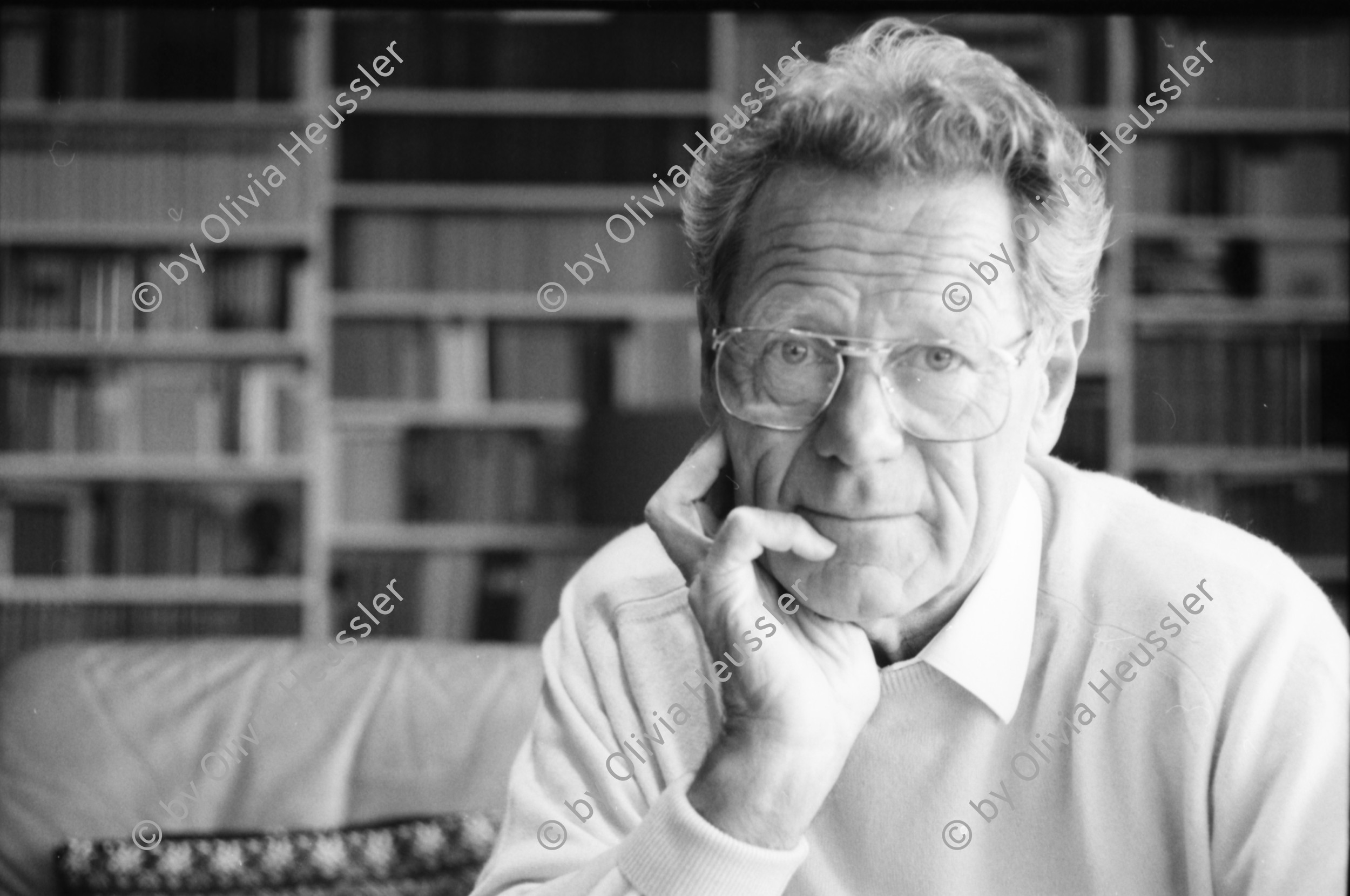 Image of sheet 19900530 photo 31: Interwiev und Portrait mit Prof. Hans Küng (CH) Theologe in Tübingen für die Schweizer Illustrierte mit Nik Niethammer.