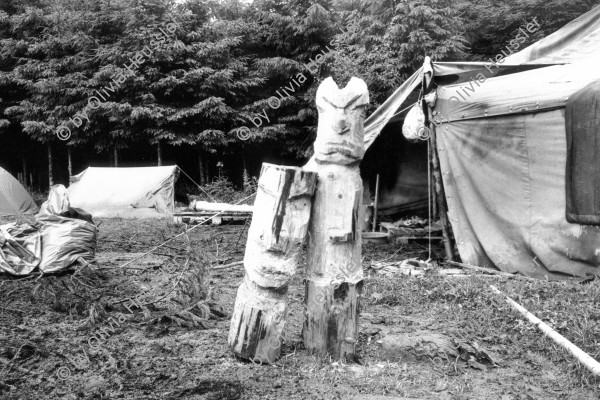 Image of sheet 19900540 photo 3: Das Waffenplatzgegner Camp steht kurz vor der polizeilichen Räumung. Zwischen den Zelten stehen zwei Holz plastiken. Skulpturen aus Holz. Protest.  1990 Neuchlen Anschwilen St. Gallen Schweiz Waffenplatz Gewaltfreie Aktion Militär military army armee  protest √ Europe
Armee gegner
The opponents camp is about to be cleared by the police. Between the tents stand two wooden sculptures. Switzerland protest against military Swiss camp anti militarist art wood