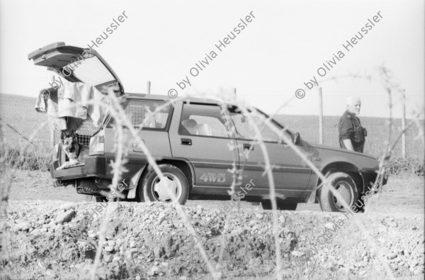 Image of sheet 19900540 photo 30: Das Waffenplatzgegner Camp steht kurz vor der polizeilichen Räumung. Zwischen den Zelten stehen zwei Holz plastiken. Skulpturen aus Holz. Protest.  1990 Neuchlen Anschwilen St. Gallen Schweiz Waffenplatz Gewaltfreie Aktion Militär military army armee  protest √ Europe
Armee gegner
The opponents camp is about to be cleared by the police. Between the tents stand two wooden sculptures. Switzerland protest against military Swiss camp anti militarist art wood