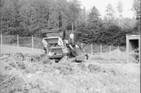 Image of sheet 19900540 photo 32: Das Waffenplatzgegner Camp steht kurz vor der polizeilichen Räumung. Zwischen den Zelten stehen zwei Holz plastiken. Skulpturen aus Holz. Protest.  1990 Neuchlen Anschwilen St. Gallen Schweiz Waffenplatz Gewaltfreie Aktion Militär military army armee  protest √ Europe
Armee gegner
The opponents camp is about to be cleared by the police. Between the tents stand two wooden sculptures. Switzerland protest against military Swiss camp anti militarist art wood