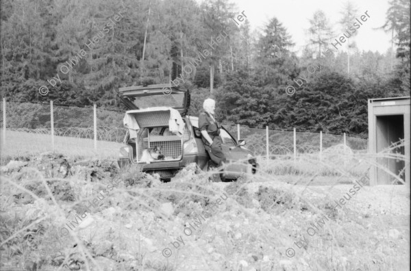 Image of sheet 19900540 photo 32: Das Waffenplatzgegner Camp steht kurz vor der polizeilichen Räumung. Zwischen den Zelten stehen zwei Holz plastiken. Skulpturen aus Holz. Protest.  1990 Neuchlen Anschwilen St. Gallen Schweiz Waffenplatz Gewaltfreie Aktion Militär military army armee  protest √ Europe
Armee gegner
The opponents camp is about to be cleared by the police. Between the tents stand two wooden sculptures. Switzerland protest against military Swiss camp anti militarist art wood