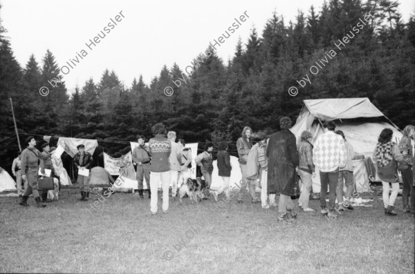 Image of sheet 19900550 photo 1: frtsg. 900540        Frühmorgens kommen die Grenadiere und Polize Kommandanten und räumen das von den Waffenplatz GegnerI nnen besetzte Gelände. (SI) unveröffentlicht. color. protest Neuchlen Anschwilen St. Gallen army gewaltfrei aktion action Militär Armee Kaserne Übungsplatz Training 1990