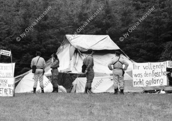 Image of sheet 19900550 photo 22: frtsg. 900540        Frühmorgens kommen die Grenadiere und Polize Kommandanten und räumen das von den Waffenplatz GegnerI nnen besetzte Gelände. (SI) unveröffentlicht. color. protest Neuchlen Anschwilen St. Gallen army gewaltfrei aktion action Militär Armee Kaserne Übungsplatz Training 1990