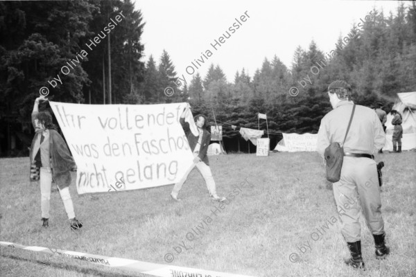 Image of sheet 19900550 photo 29: frtsg. 900540        Frühmorgens kommen die Grenadiere und Polize Kommandanten und räumen das von den Waffenplatz GegnerI nnen besetzte Gelände. (SI) unveröffentlicht. color. protest Neuchlen Anschwilen St. Gallen army gewaltfrei aktion action Militär Armee Kaserne Übungsplatz Training 1990