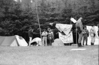 Image of sheet 19900550 photo 3: frtsg. 900540        Frühmorgens kommen die Grenadiere und Polize Kommandanten und räumen das von den Waffenplatz GegnerI nnen besetzte Gelände. (SI) unveröffentlicht. color. protest Neuchlen Anschwilen St. Gallen army gewaltfrei aktion action Militär Armee Kaserne Übungsplatz Training 1990