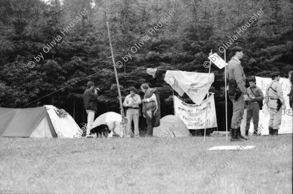 Image of sheet 19900550 photo 3: frtsg. 900540        Frühmorgens kommen die Grenadiere und Polize Kommandanten und räumen das von den Waffenplatz GegnerI nnen besetzte Gelände. (SI) unveröffentlicht. color. protest Neuchlen Anschwilen St. Gallen army gewaltfrei aktion action Militär Armee Kaserne Übungsplatz Training 1990