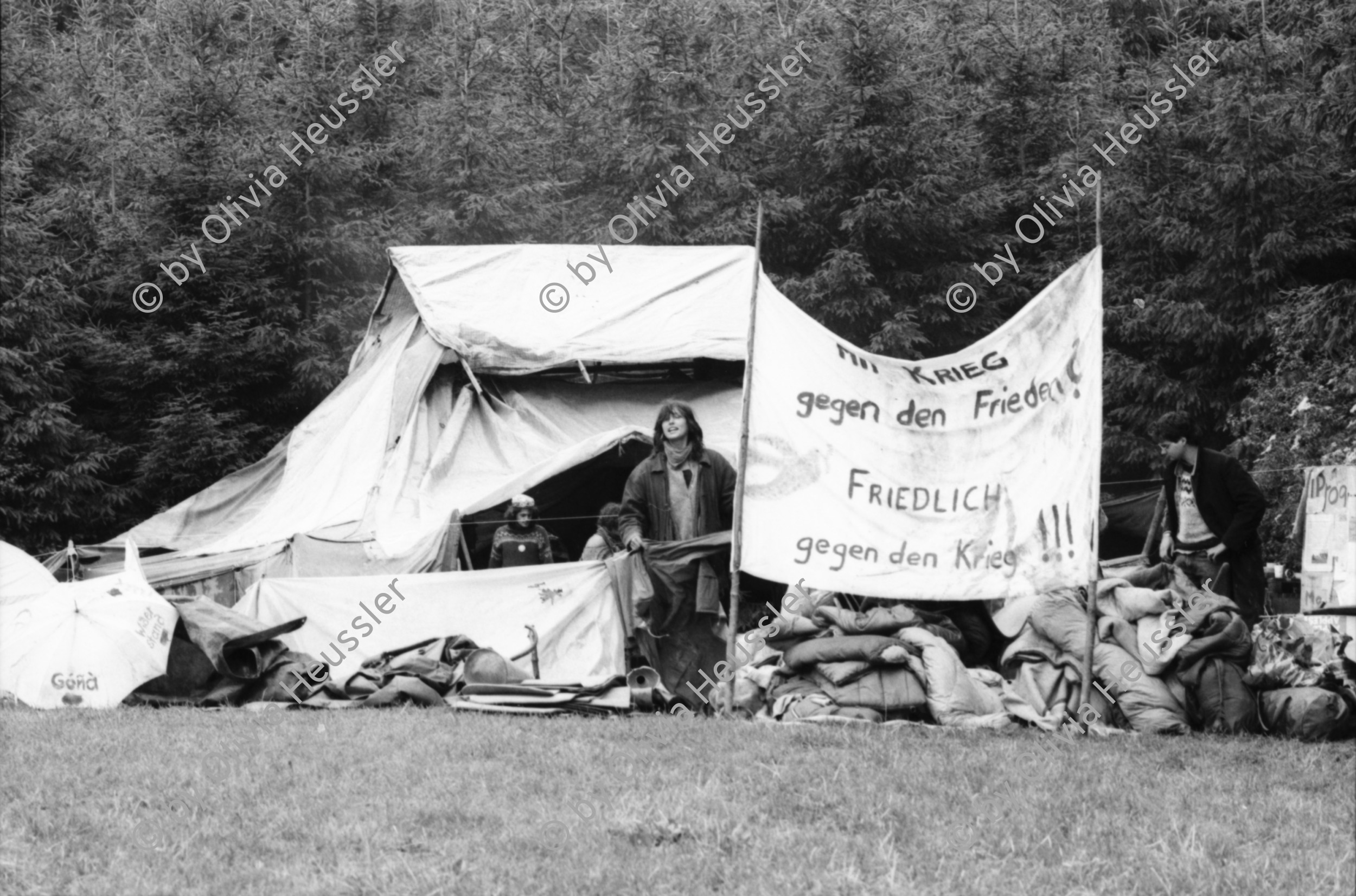 Image of sheet 19900550 photo 32: frtsg. 900540        Frühmorgens kommen die Grenadiere und Polize Kommandanten und räumen das von den Waffenplatz GegnerI nnen besetzte Gelände. (SI) unveröffentlicht. color. protest Neuchlen Anschwilen St. Gallen army gewaltfrei aktion action Militär Armee Kaserne Übungsplatz Training 1990