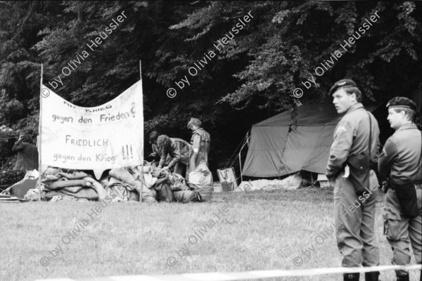 Image of sheet 19900550 photo 36: protest Neuchlen Anschwilen St. Gallen army gewaltfrei aktion action Militär Armee Kaserne Übungsplatz Training 1990