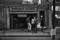 Image of sheet 19900560 photo 0: Mann trägt TV Bäckerei. Indianisches Schwitzbad im Wald. Ein Schaf wurde für Regis der Hippie mit den Dreadlocks geschächtet. Die Stücke werden über der Glut wo die Steine für die Sauna schmoren, gebraten. Kind. Daniel Kesselring.  Nackte Männer Piramide im Fluss. Sauna Baum. Trockenheit. Daniel Kesselring und Jaques. Tankstelle verostet. Saint Affrique Frayssinous
Frankreich 1990