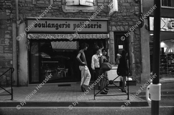 Image of sheet 19900560 photo 0: Mann trägt TV Bäckerei. Indianisches Schwitzbad im Wald. Ein Schaf wurde für Regis der Hippie mit den Dreadlocks geschächtet. Die Stücke werden über der Glut wo die Steine für die Sauna schmoren, gebraten. Kind. Daniel Kesselring.  Nackte Männer Piramide im Fluss. Sauna Baum. Trockenheit. Daniel Kesselring und Jaques. Tankstelle verostet. Saint Affrique Frayssinous
Frankreich 1990