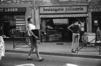 Image of sheet 19900560 photo 1: Mann trägt TV Bäckerei. Indianisches Schwitzbad im Wald. Ein Schaf wurde für Regis der Hippie mit den Dreadlocks geschächtet. Die Stücke werden über der Glut wo die Steine für die Sauna schmoren, gebraten. Kind. Daniel Kesselring.  Nackte Männer Piramide im Fluss. Sauna Baum. Trockenheit. Daniel Kesselring und Jaques. Tankstelle verostet. Saint Affrique Frayssinous
Frankreich 1990