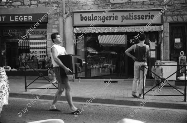 Image of sheet 19900560 photo 1: Mann trägt TV Bäckerei. Indianisches Schwitzbad im Wald. Ein Schaf wurde für Regis der Hippie mit den Dreadlocks geschächtet. Die Stücke werden über der Glut wo die Steine für die Sauna schmoren, gebraten. Kind. Daniel Kesselring.  Nackte Männer Piramide im Fluss. Sauna Baum. Trockenheit. Daniel Kesselring und Jaques. Tankstelle verostet. Saint Affrique Frayssinous
Frankreich 1990